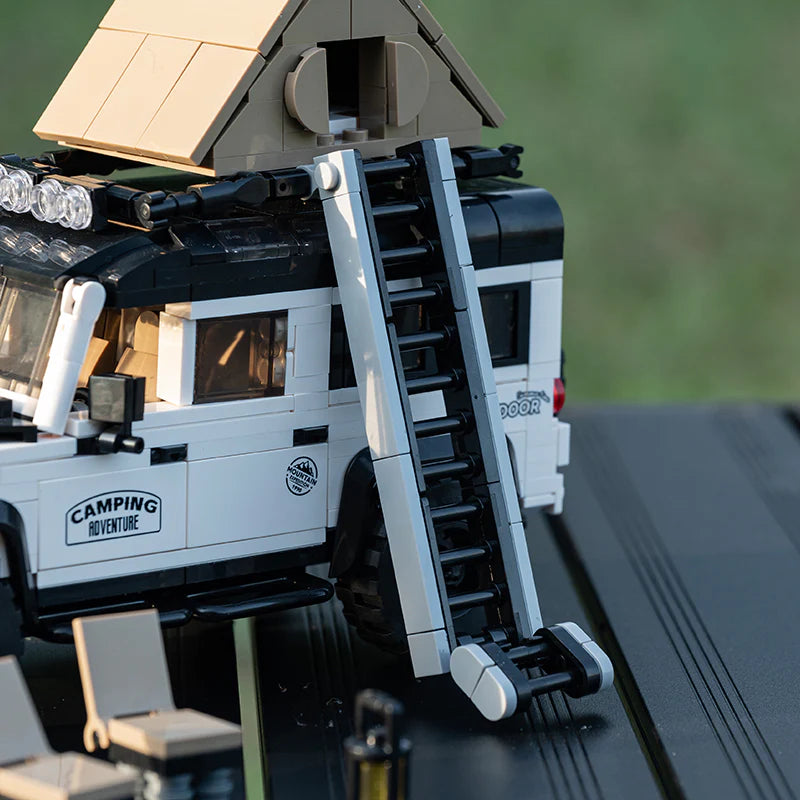 Camping Edition British Off Roader | 676pcs Display Garage Box Included